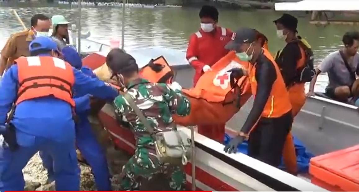 Petugas mengevakuasi jasad nelayan yang tewas setelah perahunya terbalik/metrotv