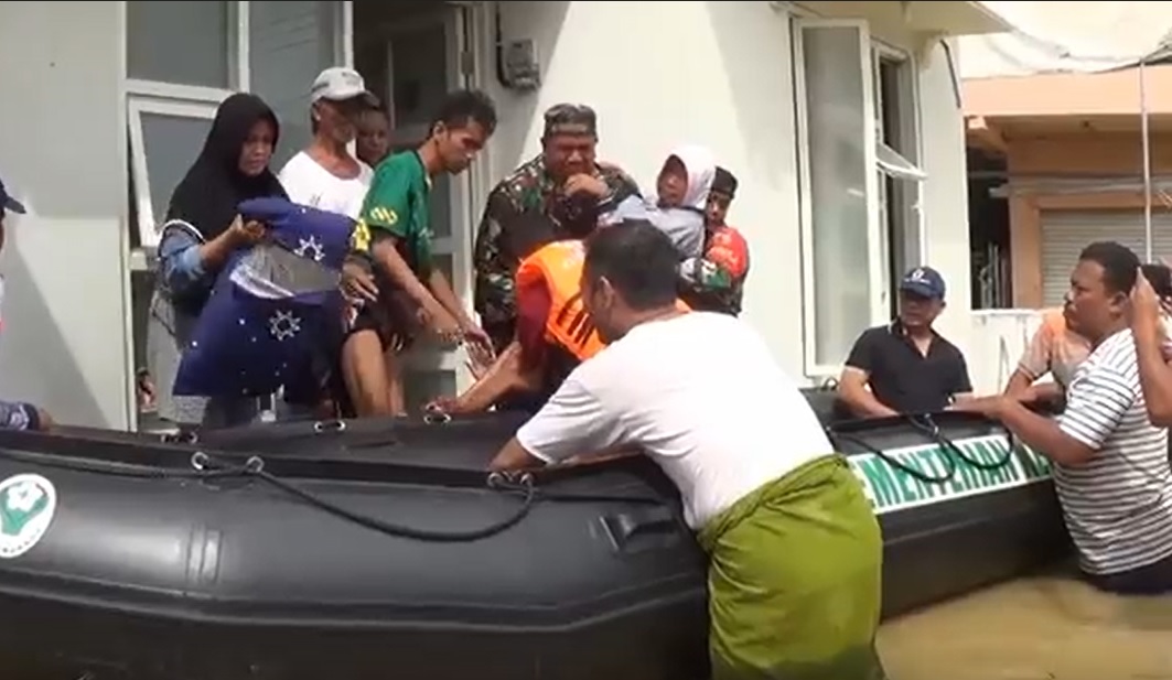 Terjebak Banjir Sampang, Nenek Sakit  Dievakuasi dengan Perahu Karet