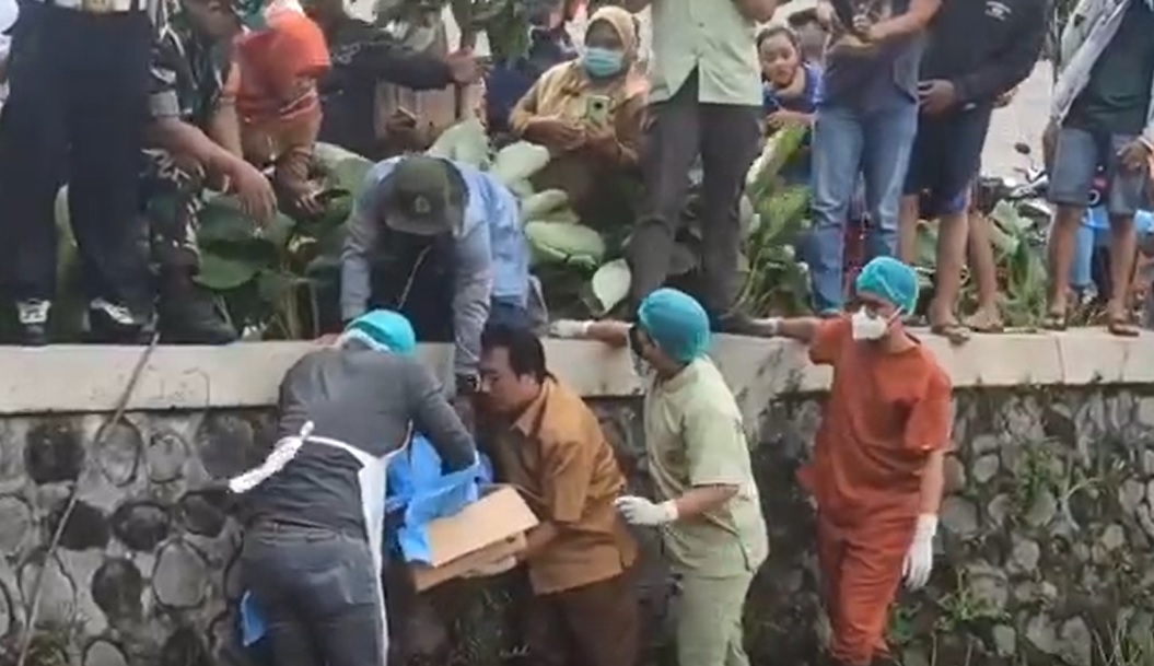 Petugas mengevakuasi jasad bayi yang dibuang di tepi sawah/metrotv