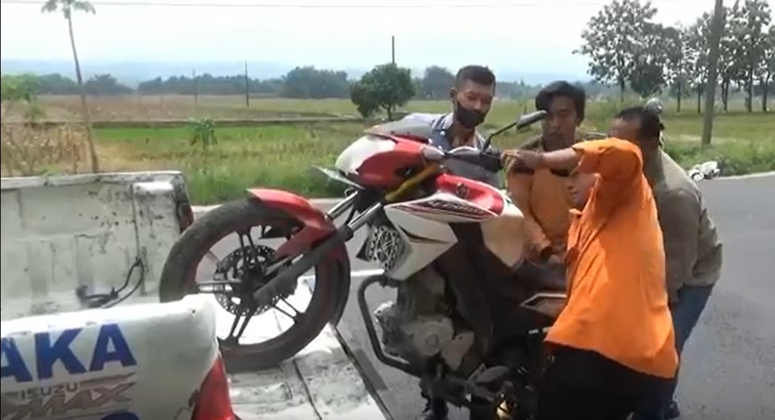 Ngebut Senggol Mobil, Pemotor Asal Bojonegoro Tewas di Jombang
