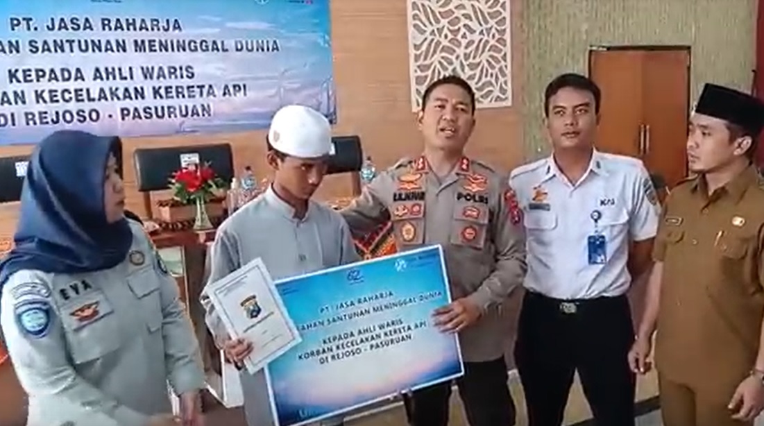 Orang Tua dan 3 Adiknya Meninggal Tertabrak Kereta,  Pelajar Pasuruan Terima Santunan Rp 112 Juta