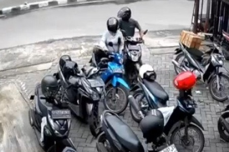 Tangkapan layar pasutri curi motor surabaya (Foto /Istimewa)