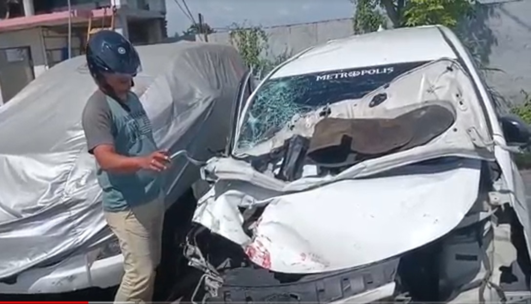 Mobil Tabrak Truk Tronton Pertamina di Pasuruan, 3 Penumpang Terluka