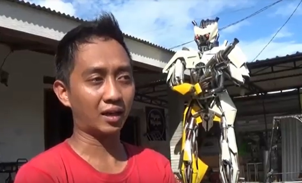 Kreatif, Pria Magetan Sulap Limbah Knalpot Jadi Robot
