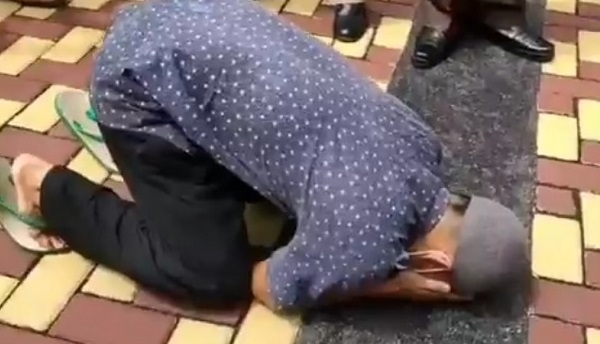 YT langsung sujud syukur setelah ia dibebaskan polisi (Foto / Istimewa)