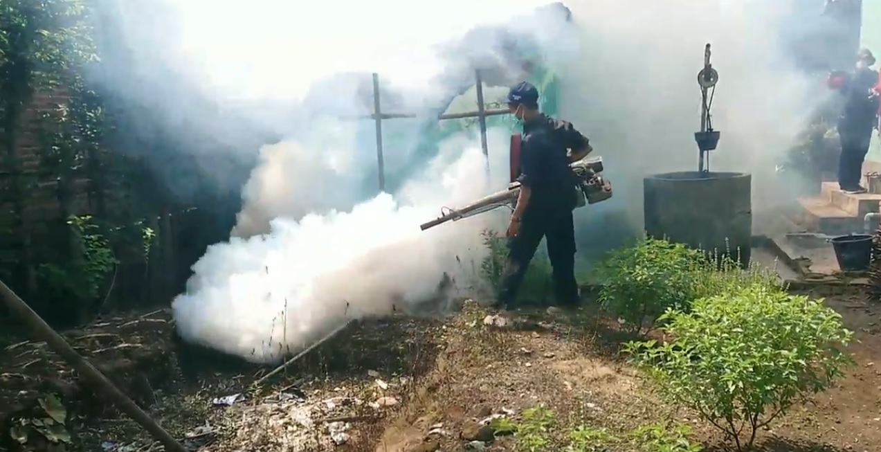 Foging dilakukan Dinkes Tulungagung di Desa Gilang, Kecamatan Ngunut Tulungagung (Foto / Metro TV) 