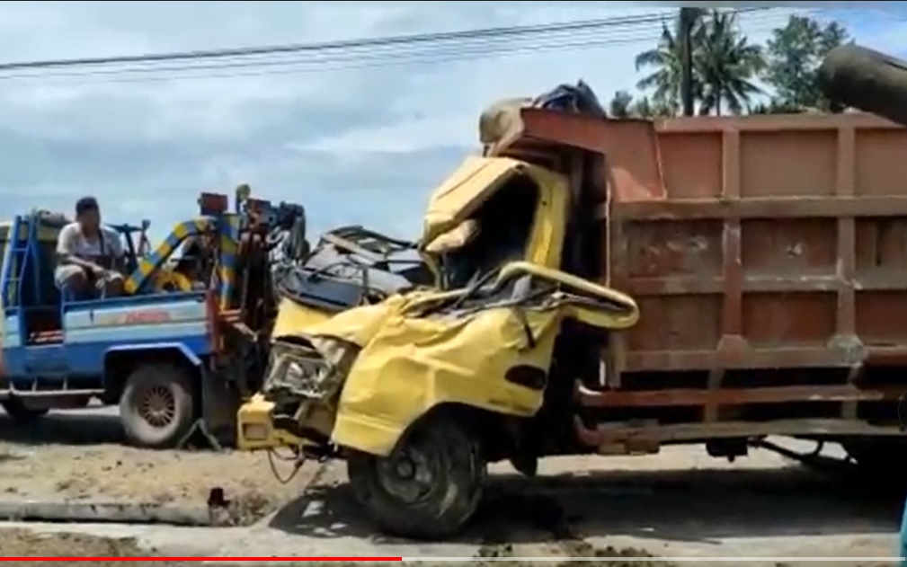 Truk Tabrak Motor dan Tiang Listrik di Blitar, 2 Orang Tewas!