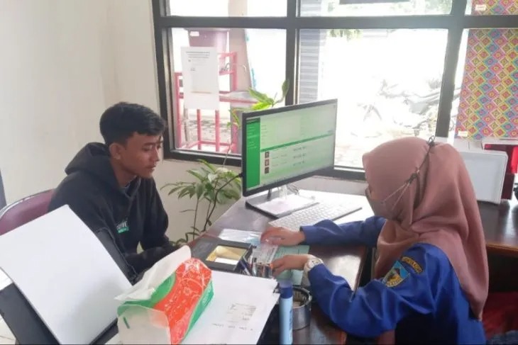 Proses perekaman KTP elektronik bagi pelajar di Kabupaten Kediri, Jawa Timur. ANTARA/ HO-Pemkab Kediri