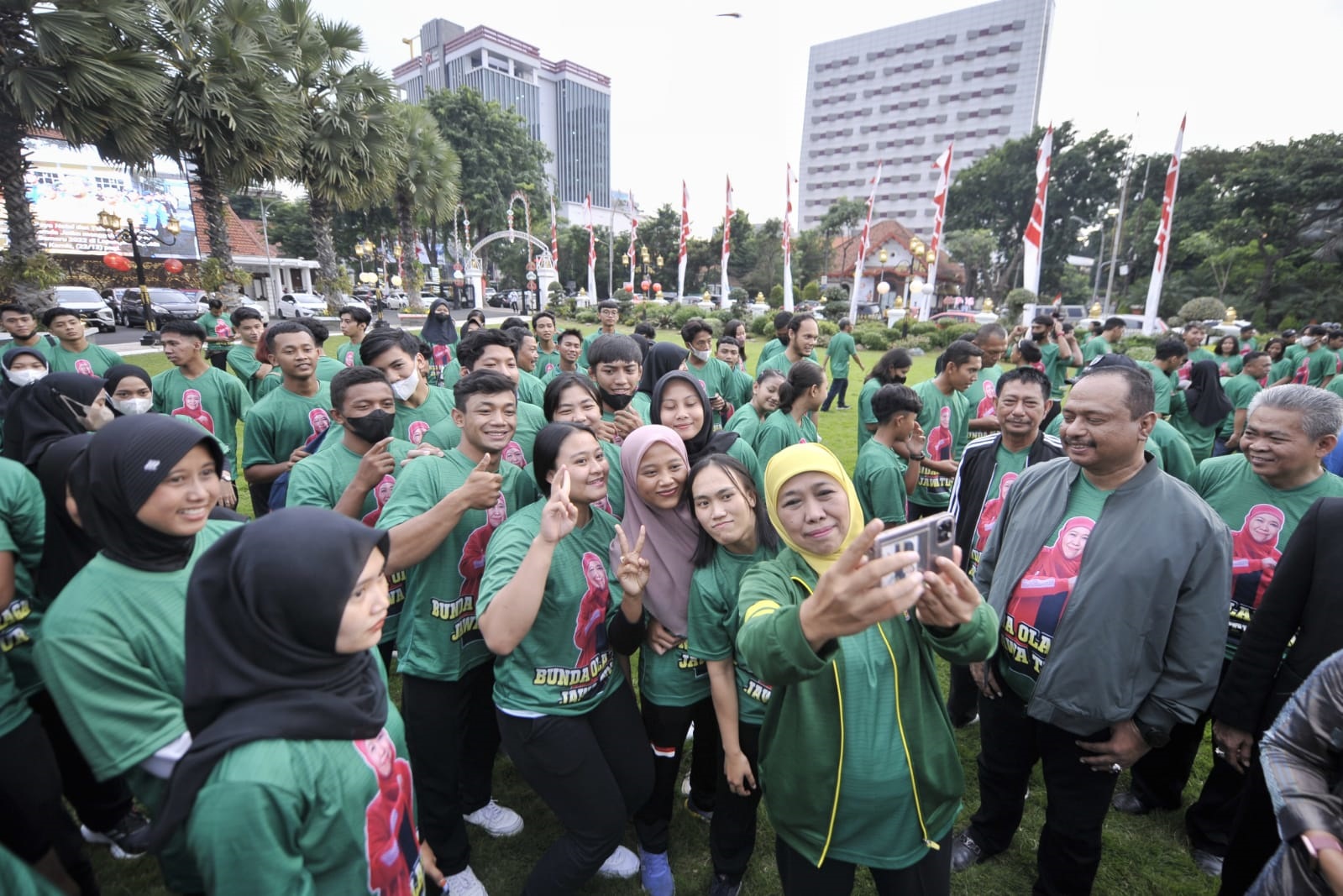 Gubernur Jawa Timur, Khofifah Indar Parawansa bersama para atlet Puslatda/ist