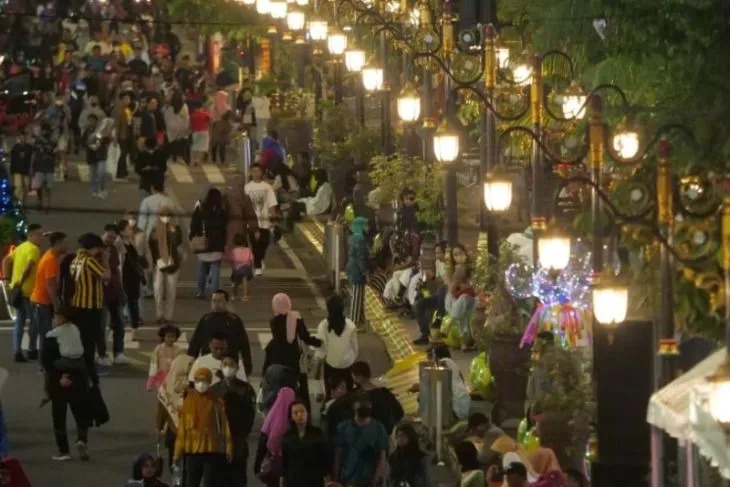 Ilustrasi - Kawasan Pahlawan Street Center (PSC) di Kota Madiun, Jatim yang ramai dipadati wisatawan saat malam pergantian tahun 2022 menuju tahun baru 2023. Kondisi tersebut berpotensi terjadi lonjakan penularan COVID-19 yang diwaspadai pemda setempat. A
