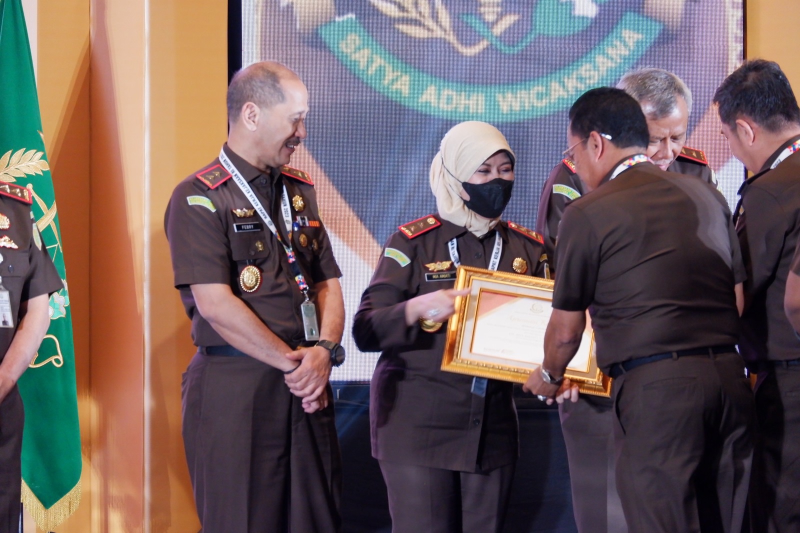 Kepala Kejaksaan Tinggi Jatim, Dr.Mia Amiati menerima penghargaan yang diberikan kepada Kejari Batu/ist