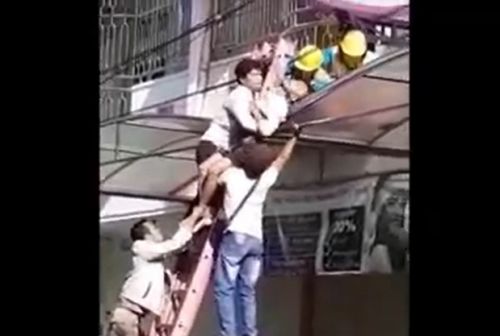Petugas mengevakuasi korban dari atas atap kanopi/metrotv