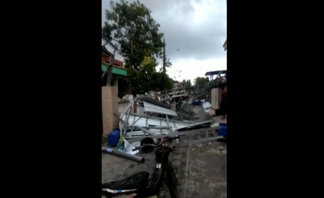 Sejumlah bangunan rusak diterjang puting beliung di Gresik (Foto / Metro TV)