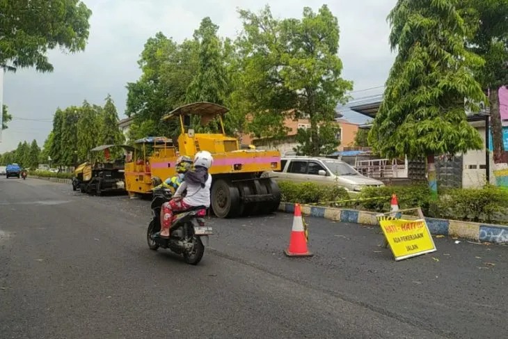 Dok - Salah satu proyek perbaikan infrastruktur jalan yang bersumber dari dana Pemulihan Ekonnomi Nasional (PEN) di Kabupaten Ponorogo, Jawa Timur. (ANTARA/HO - SDP)