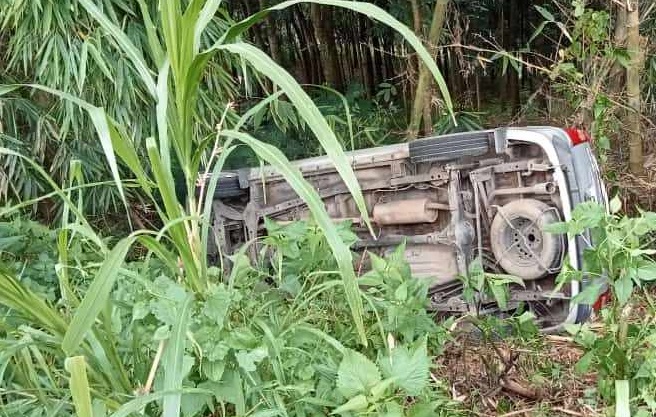 Kondisi Avanza terbalik usai terjun bebas di jurang Pacet, Mojokerto (Istimewa)