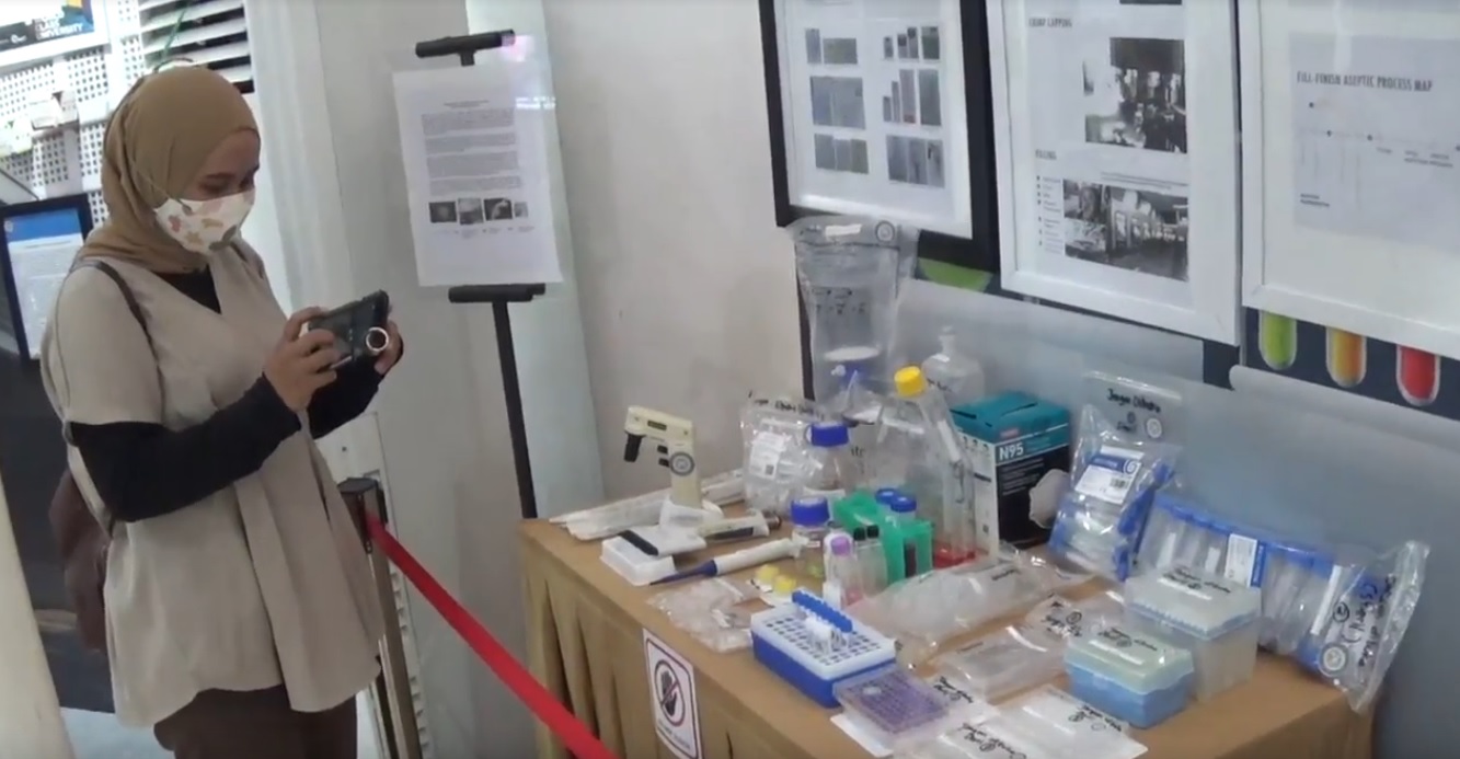 Salah satu pengunjung mendokumentasikan sejumlah peralatan dan obat covid-19 (Foto / Metro TV)