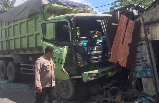 Kondisi truk hancur usai menabrak bengkel di Mojokerto (Foto / Istimewa)