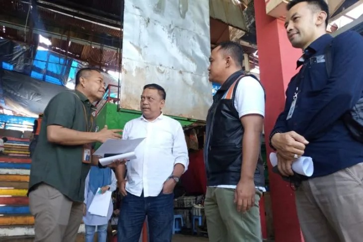 Direktur Utama PD Pasar Surya Agus Priyo (tengah) saat meninjau Pasar Kembang, Kota Surabaya beberapa hari lalu. (ANTARA/HO-DPRD Surabaya)