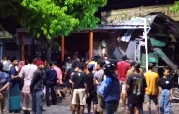 Truk Molen Hantam Pemotor dan Rumah di Madiun, 2 Tewas
