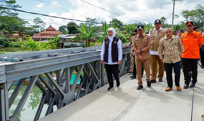Gubernur Jawa Timur (Jatim) Khofifah Indar Parawansa meresmikan dua jembatan di Pacitan (Foto / Metro TV)