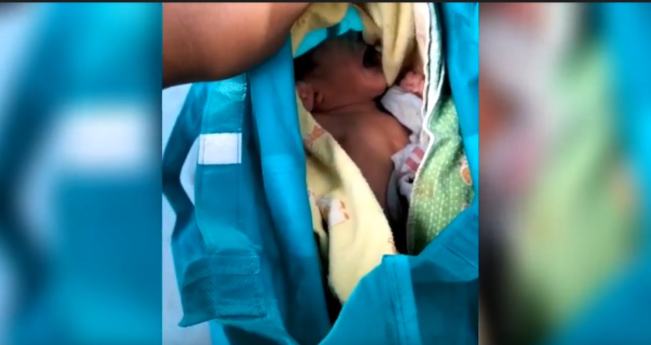 Kondisi bayi saat ditemukan di depan klinik Sumenep (Foto / Metro TV)