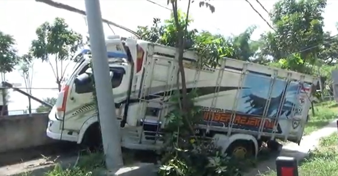 Truk Tabrak Motor di Pasuruan, Anak Selamat, Ibu Tewas!