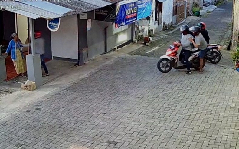 Detik-detik penjambretan kalung nenek di Malang terekam CCTV (Foto / Istimewa)