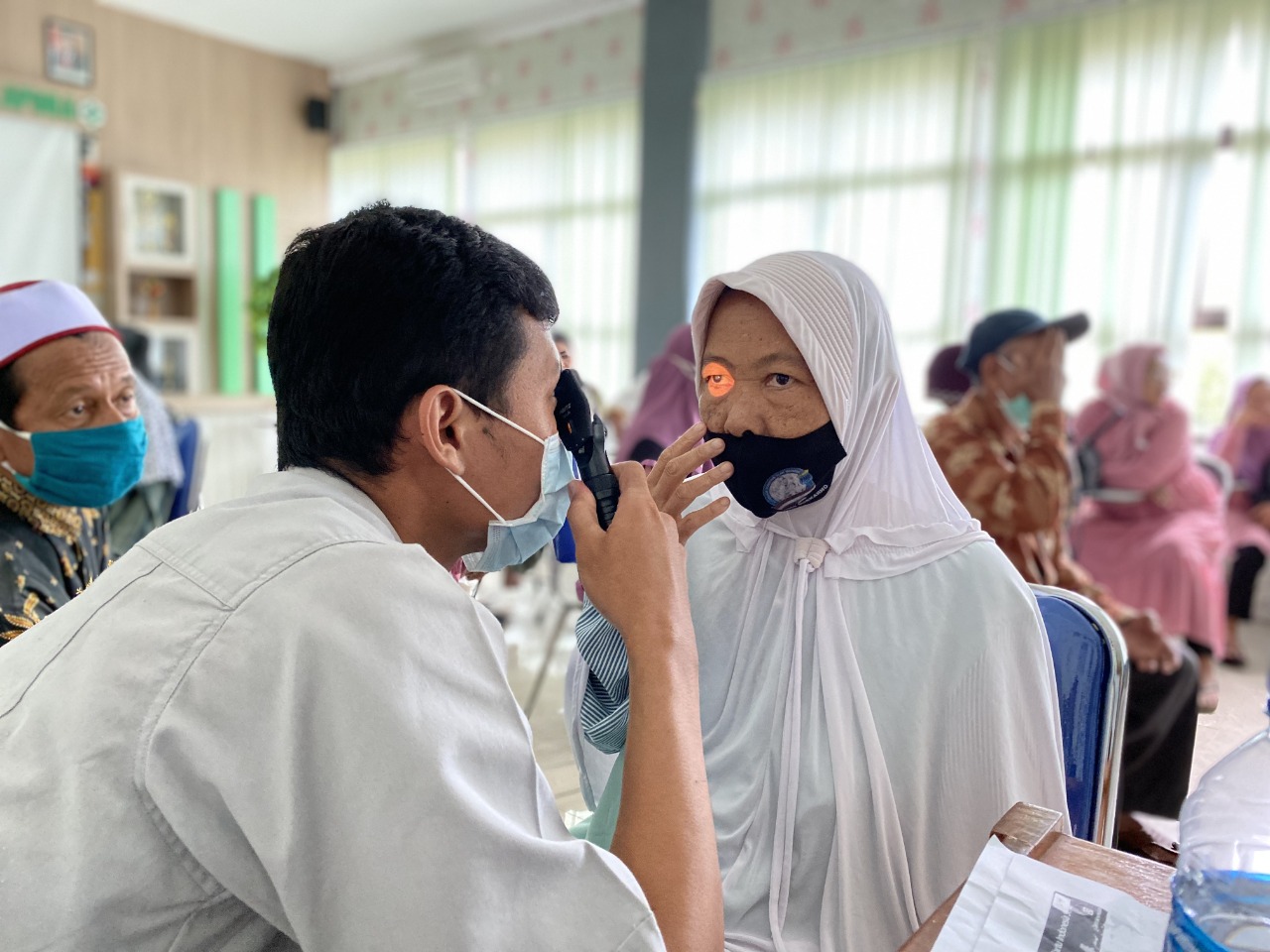 Proses pemeriksaan mata lansia yang dilakukan Eyelink Foundation di Pulau Bawean (Foto / hum)