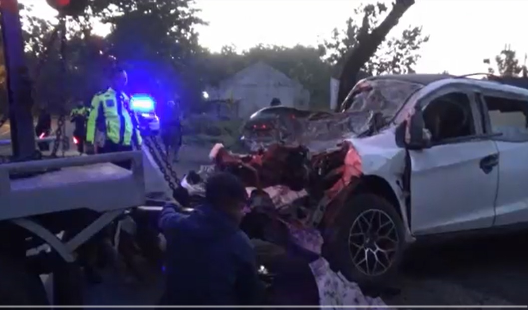 Petugas mengevakuasi mobil yang menbarak truk parkir di Ngawi/metrotv 