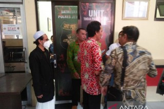 Tim kuasa hukum mendampingi pengasuh pondok pesantren saat diperiksa di Mapolres Jember, Kamis (12/1/2023) (ANTARA/Zumrotun Solichah)