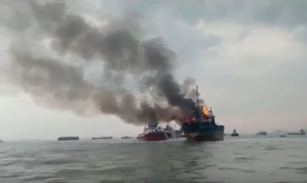 Kapal Kargo Terbakar di Pelabuhan Gresik, ABK Panik!