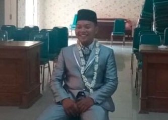 Abdulloh Mubarok saat menghadiri tes wawancara PPS dengan mengenakan pakaian pengantin (Foto / Istimewa)