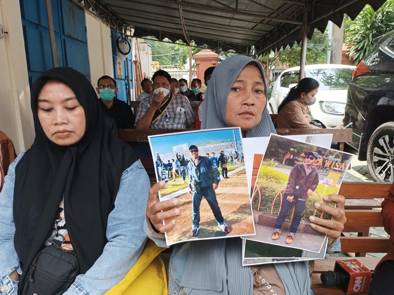 Rini Anifah, salah satu keluarga korban Tragedi Kanjuruhan asal Purwosari, Kabupaten Pasuruan, di PN Surabaya, Senin, 16 Januari 2023. Medcom.id/Amaluddin