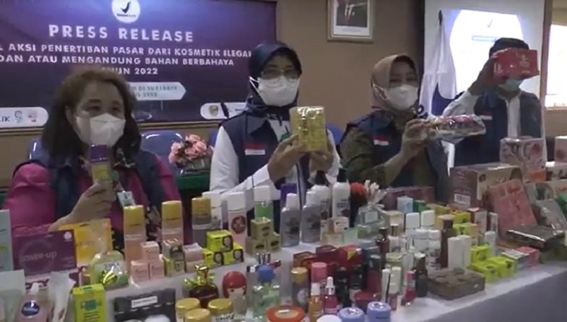 Balai Besar Pengawasan Obat dan Makanan (BBPOM) Surabaya mengamankan ribuan produk kosmetik ilegal senilai Rp1,8 miliar (Foto / Metro TV)