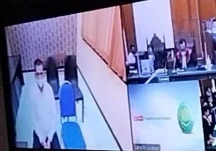 Komandan Kompi III Brimob Polda Jatim AKP Hasdarman saat menjalani sidang di Pengadilan Negeri Surabaya (Foto / Metro TV)