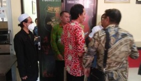 Tersangka FM (baju hitam) saat memenuhi panggilan penyidik atas kasus dugaan pencabulan terhadap santriwati (Foto / Istimewa)