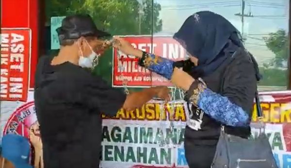 Klaim Asuransi Ruwet, Kantor AJB Bumiputera Kediri Disegel Nasabah