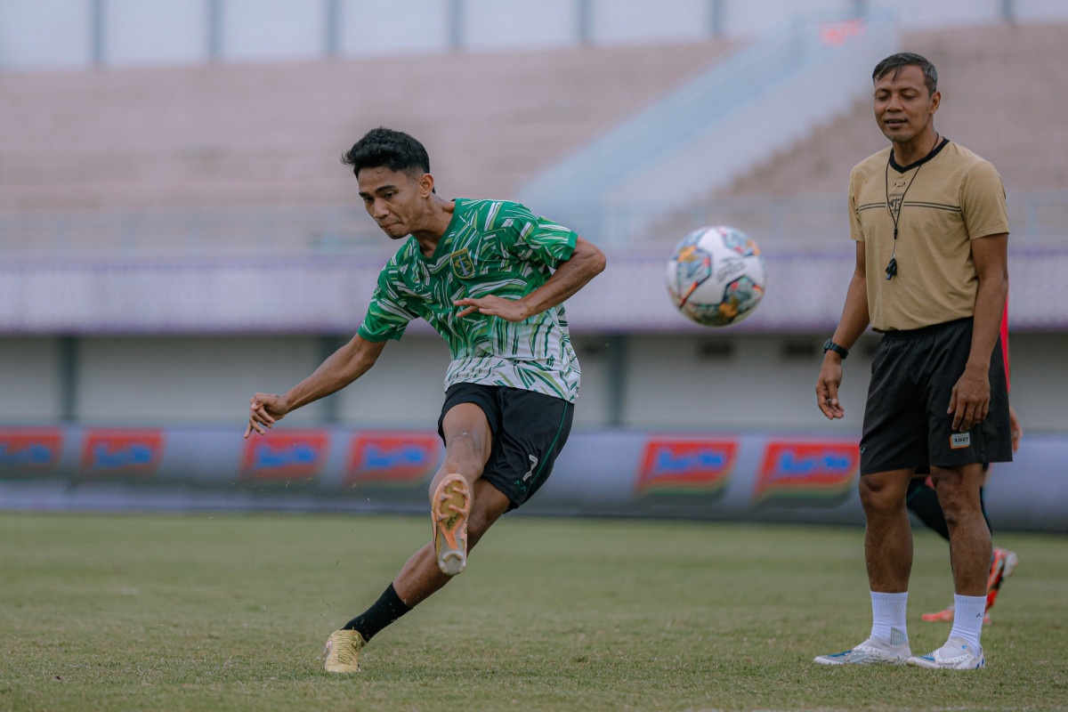 Marselino Ferdinan menjalani sesi latihan resmi di stadion Indomilk Arena, Selasa (17/1) pagi. (Persebaya)