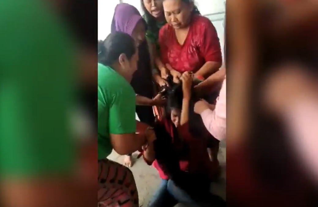 Tangkapan layar video pengeroyokan ibu muda di Bangkalan (Foto / Metro TV)