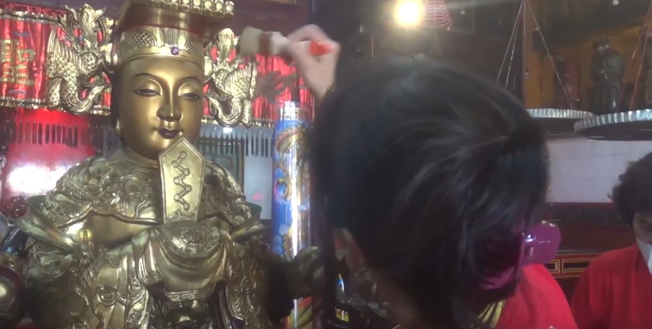 Jelang Imlek, Warga Keturunan Tionghoa di Blitar Ritual Sucikan Patung Dewa