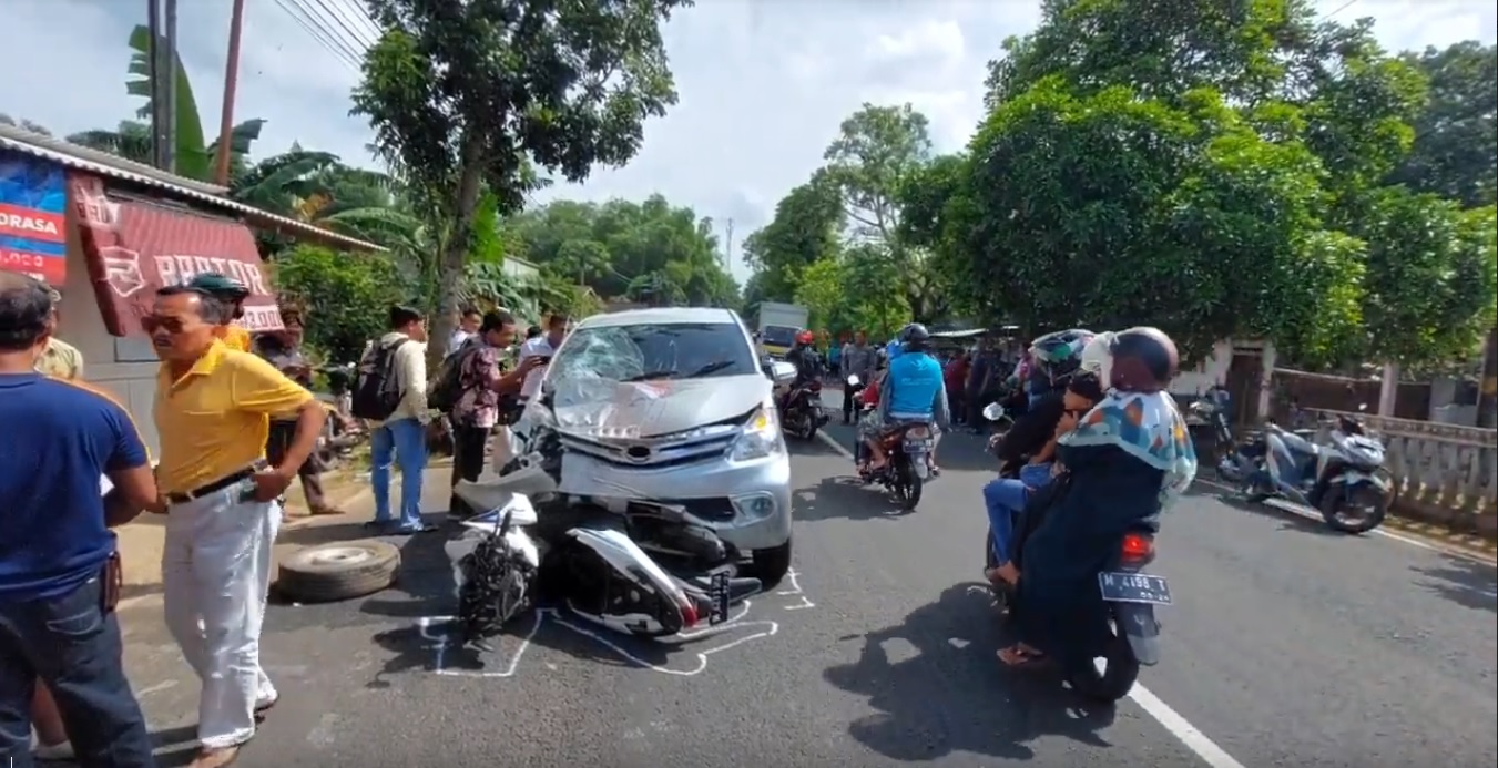 Tabrakan motor vs minibus di Sumenep tewaskan dua pelajar (Foto / Metro Tv)