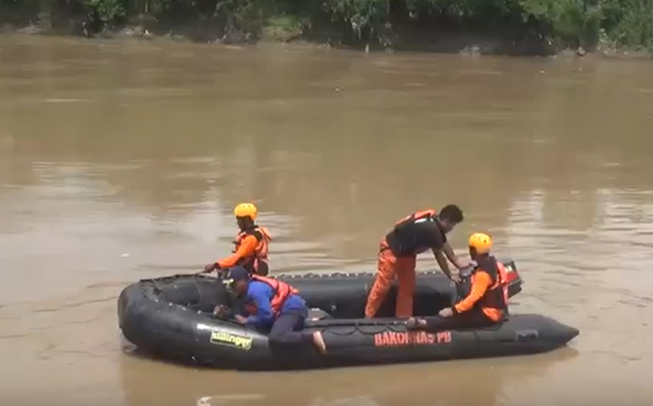 Petugas melakukan pencarian pasein ODGJ yang tenggalam di Sungai Bengawan Solo, Ngawi/metrotv