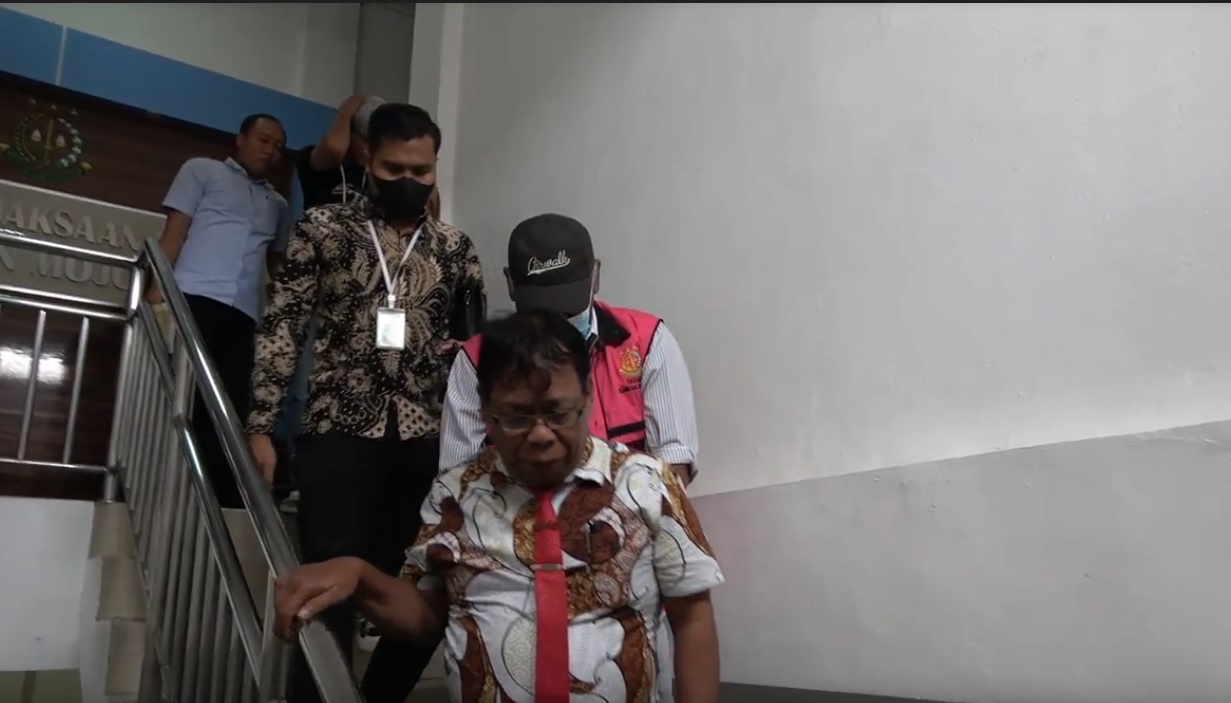 Mantan Kepala Desa (Kades) Sumengko, Kecamatan Jatirejo, Kabupaten Mojokerto, Joko Santoso ditahan (Foto / Metro TV)