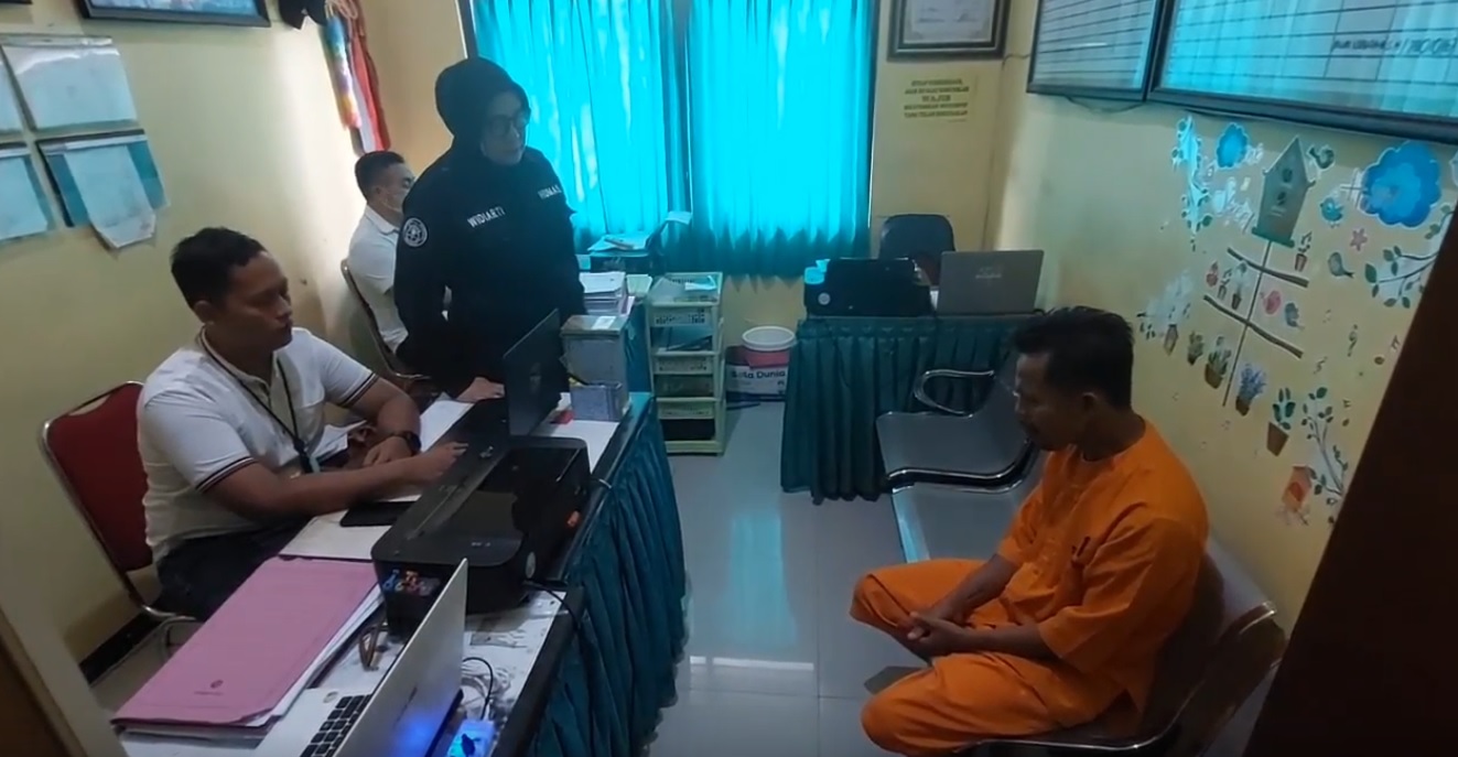 Guru SD, M saat menjalani pemeriksaan usai mencabuli 10 siswinya (Foto / Metro TV)