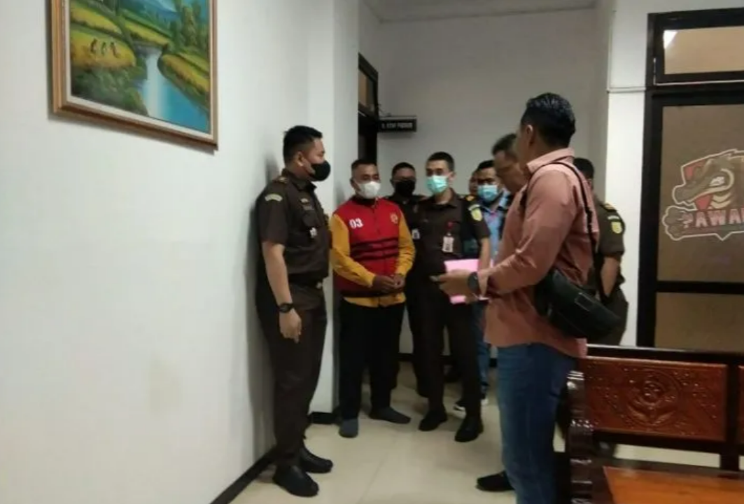 Pihak Kejari Lumajang melakukan penahanan terhadap Kades Krai yang mengenakan rompi merah untuk dijebloskan ke Lapas Lumajang, Rabu (18/1/2023). ANTARA/HO-Kejari Lumajang