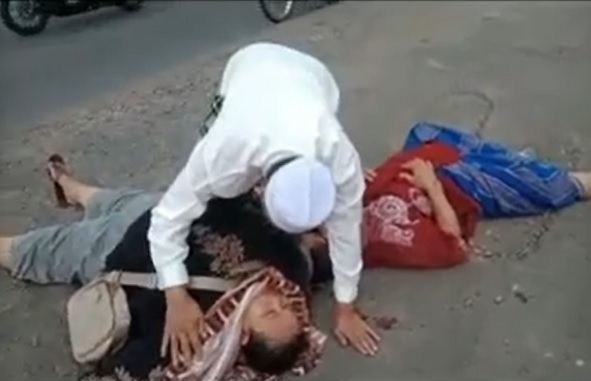 Nyalip dari Kiri, Pasturi Ditabrak Minibus di Pasuruan