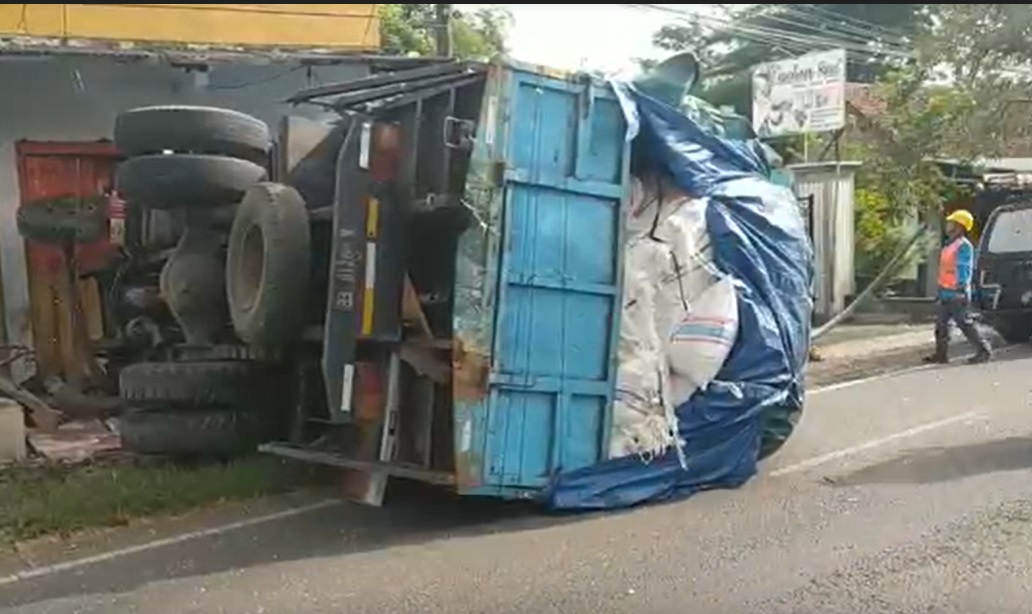 Truk terguling dan menabrak toko di Jombang/metrotv