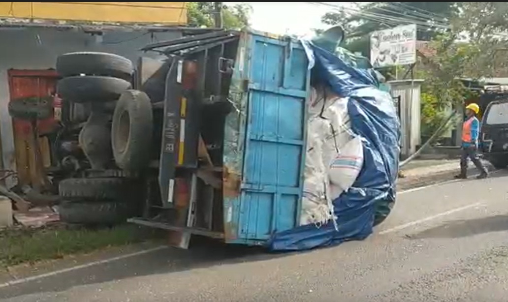 Stang Setir Mendadak Terkunci, Truk Muat 6 Ton Kain Terguling