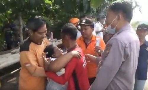 Keluarga korban histeris saat melihat evakuasi/metrotv