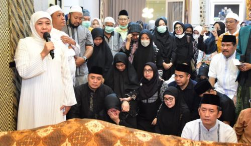 Gubernur Jawa Timur (Jatim) Khofifah Indar Parawansa saat takziah di kediaman Wali Kota Surabaya, Eri Cahyadi (Foto / Hum)